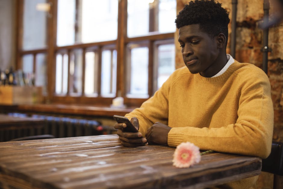 Mobil cihazından DailySense makalelerini okuyan bir kişi